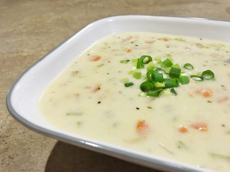 Fill your bowl with New England Clam Chowder. Packed with clams and vegetables, this take on a creamy northeastern classic keeps you warm and full! | Tiny Kitchen Cuisine | https://tiny.kitchen